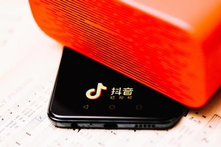 抖音过河DJ女版是谁唱的在哪听 王贰浪过河完