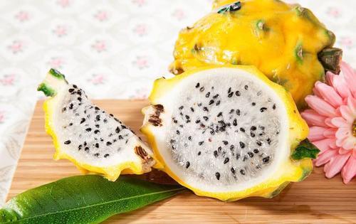 外皮现金黄色的水果,和火龙果的长得一样,但营