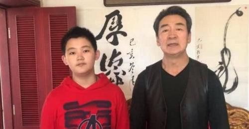 66岁寇振海一家出游，12岁儿子身高赶上爸爸，小21岁娇妻显老气