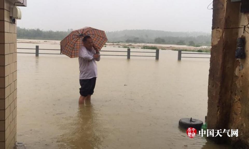 广东江门恩平普降大暴雨 路桥设施被洪水冲毁