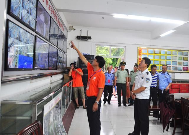 万宁市委常委、公安局长麦宏章带队检查指导高