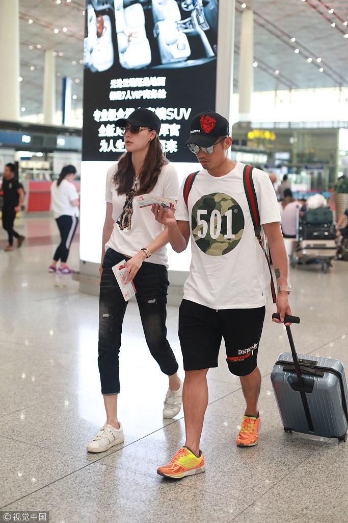 林丹与爱妻谢杏芳着"情侣装"机场同框_【快资讯】
