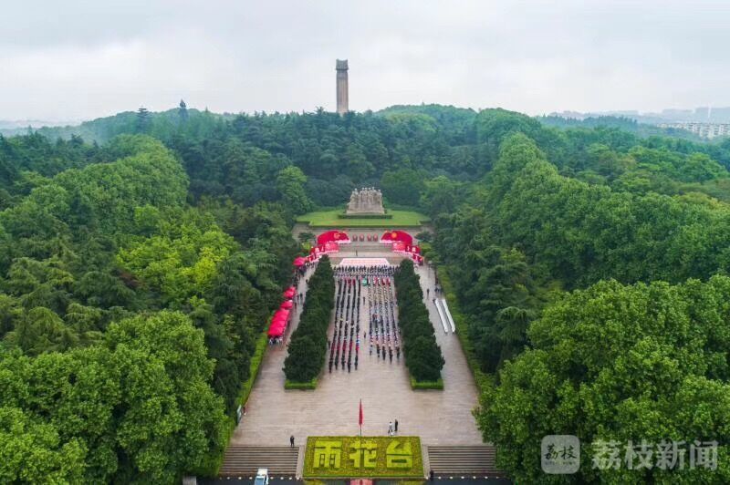 纪念五四运动100周年 雨花台烈士群雕前听一