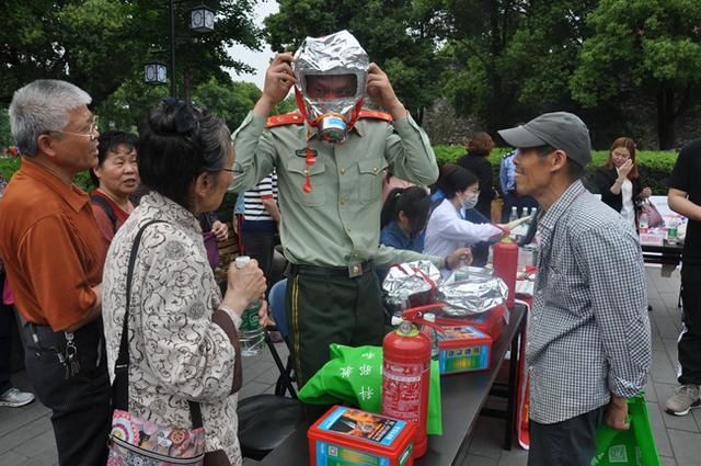 有政策咨询也有便民服务,城墙下的这场广场活