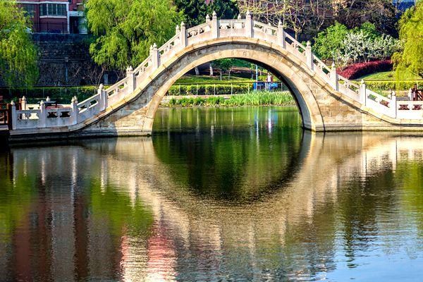 青岛这个公园颜值高：柳湖绿如蓝 碧水秀春色