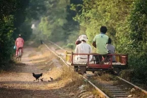 中国将投资！该国火车全球最便宜：1块板子4个轮，竹竿撑着走！