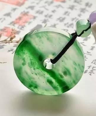 说翡翠是最有珠宝的东方韵味?批发市场杭州情趣内衣图片