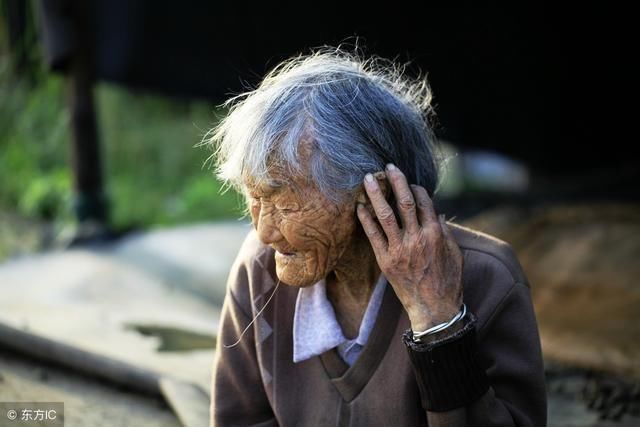 除夕前，婆婆躲衣橱里拒见拜年亲戚，打开衣橱后，含泪坚决要离婚