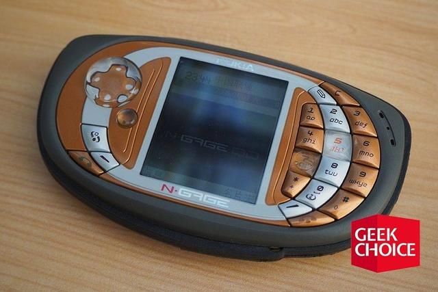 诺基亚在 2003 年发布的 n-gage,才是游戏手机的鼻祖