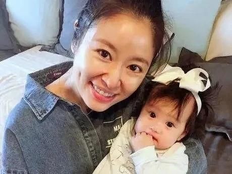 林心如晒女儿可爱小手，母女戴同款手链出镜，霍建华在一旁傻笑