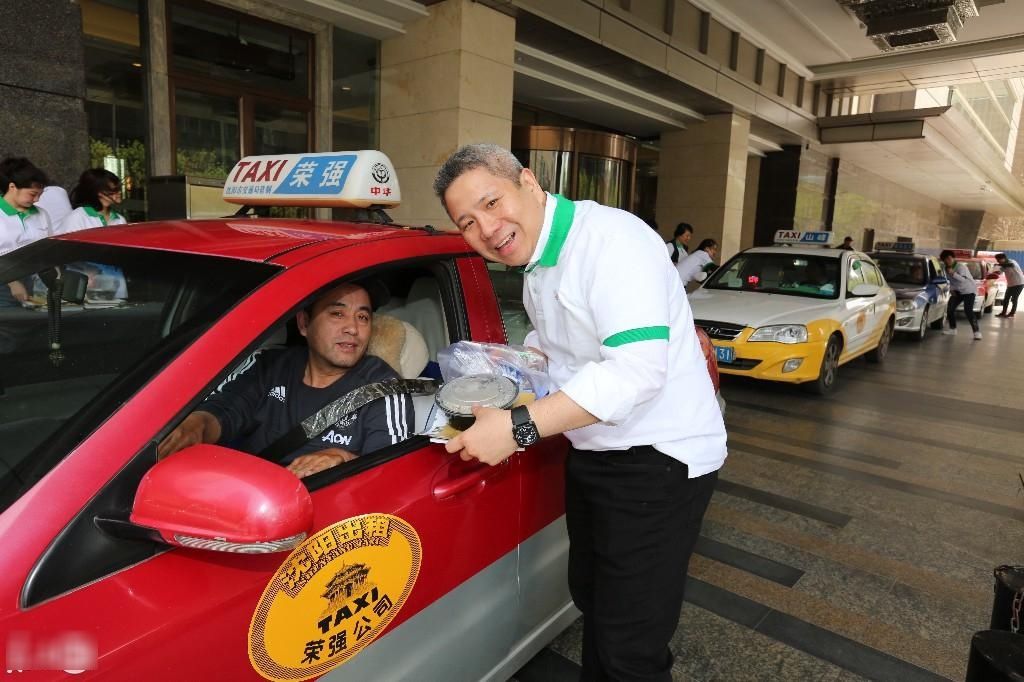 沈阳正能量,五一劳动节,酒店给出租车司机送免