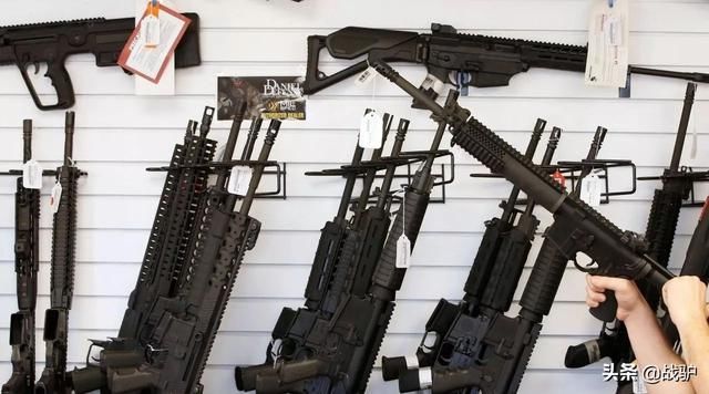 特朗普又要退群?刚上台开始演讲,一部手机飞来