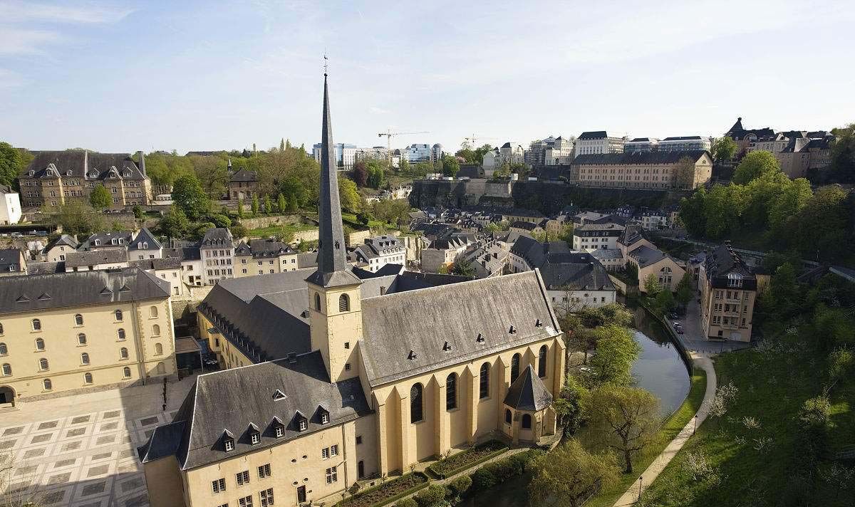 世界上最奇怪的国家,收入高福利好,国民满意度