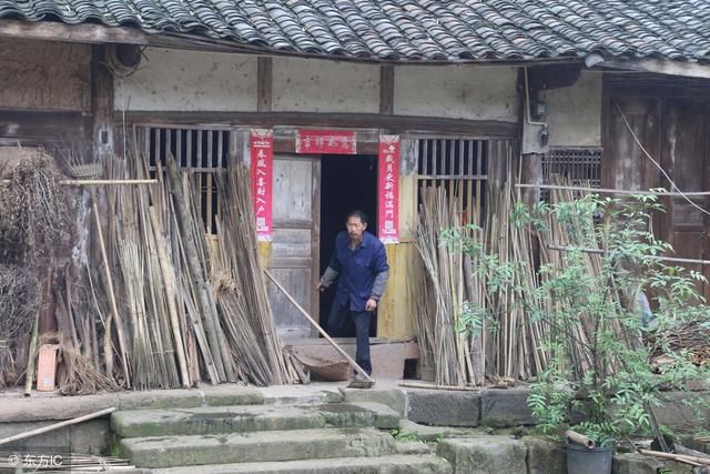 儿子刚夭折，父亲就查出患癌，终日借酒消愁，村里老人说天意如此