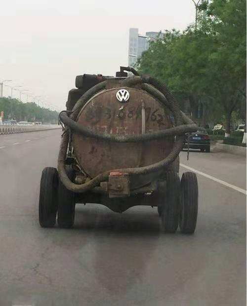 开心一刻笑话:早上起得匆忙,来不及上厕所就出