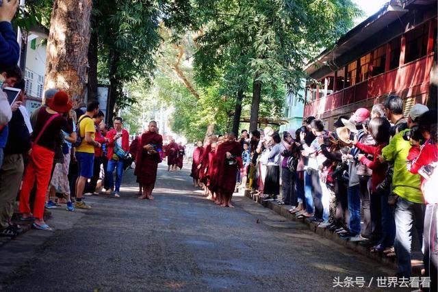 实拍：缅甸版的“上海”，地摊上居然卖着中国人觉得奢华的东西