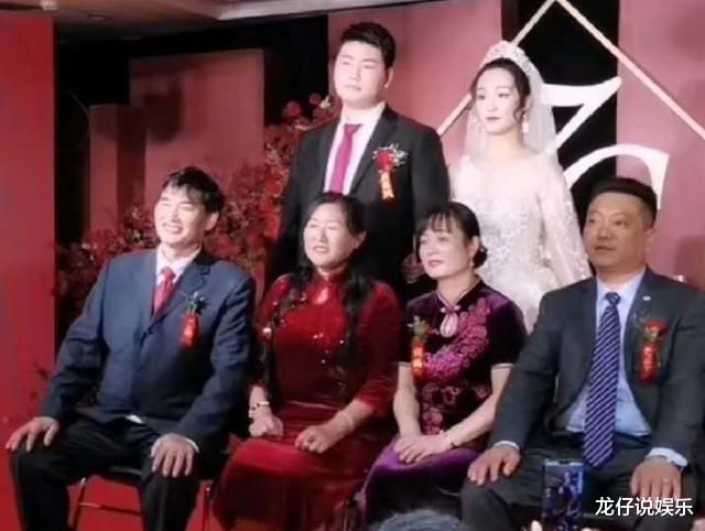 大衣哥一家六口合影，亲家气质太好像商业大鳄，陪嫁配得上门当户对
