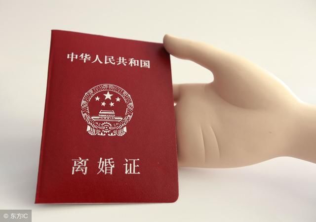 根据我国最新婚姻法:2018，这种行为已严重构成重婚罪，要坐牢的