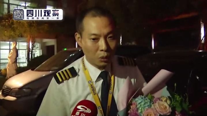 川航遇险航班机长刘传健:为什么我可以备降成