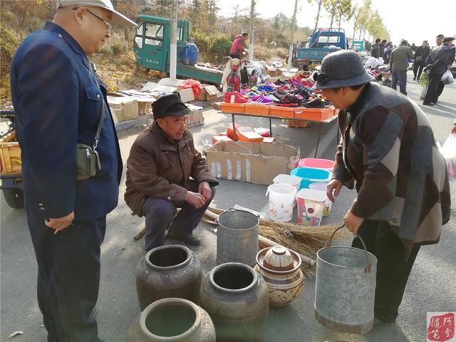 农村赶大集，农民大爷亏本卖坛子和水筲，咋回事？