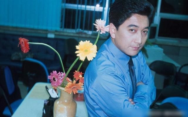 央视主持人水均益，抛弃瘫痪妻？却养智障大哥16年？