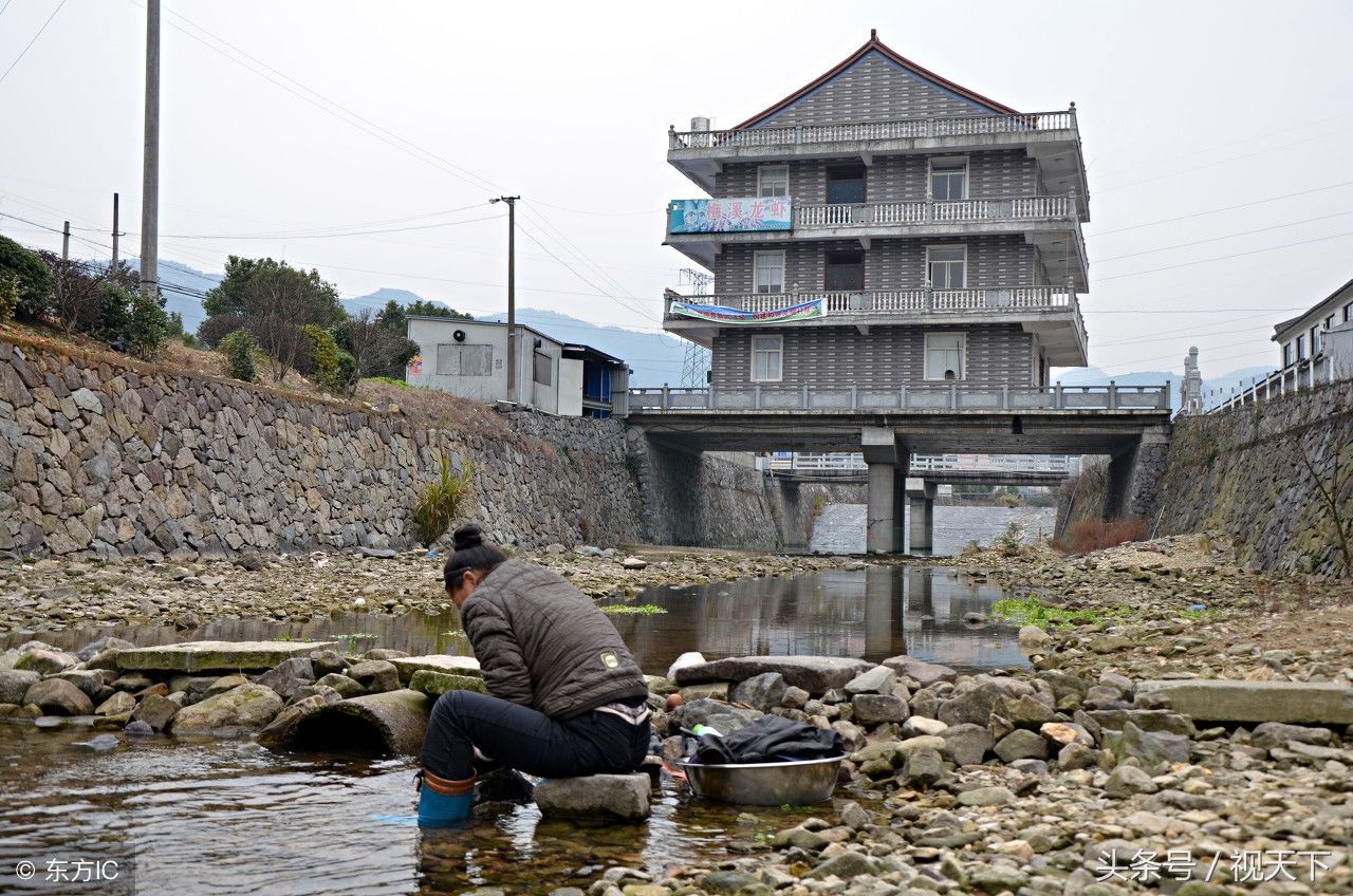 这栋别墅建在桥上，被称为“最牛桥上别墅”，结果不牛了