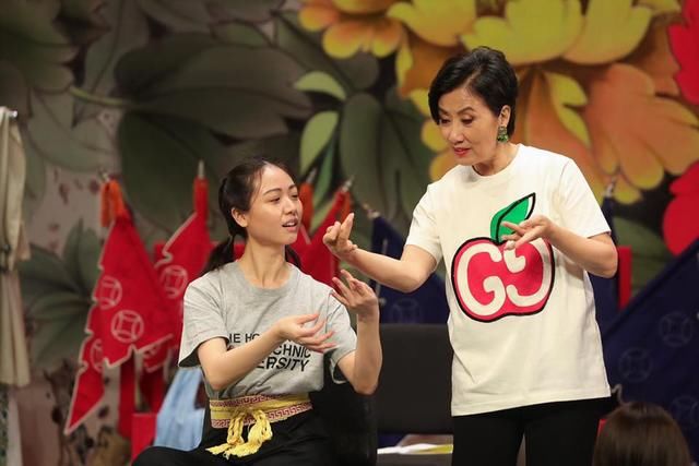 杨千嬅送平价月饼被嘲小气,自留千元贵价款,汪明荃发声帮解围
