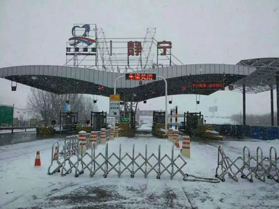 狗年首场雪，甘肃省内部分高速路段全线封闭，请您稳驾慢行