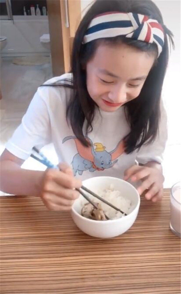 叶一茜晒女儿近照,森碟长开了无敌可爱 99真人注册