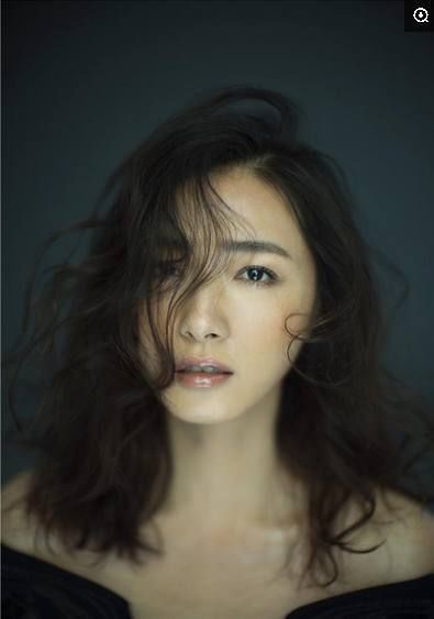 气质优雅女人让人过目不忘 t01cb5f0b651034b954.jpg