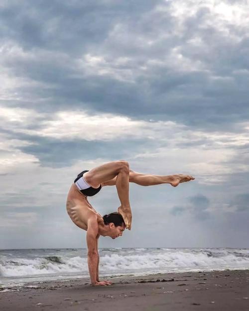 练习瑜伽动作时不专心,不标准,可能会伤害到你