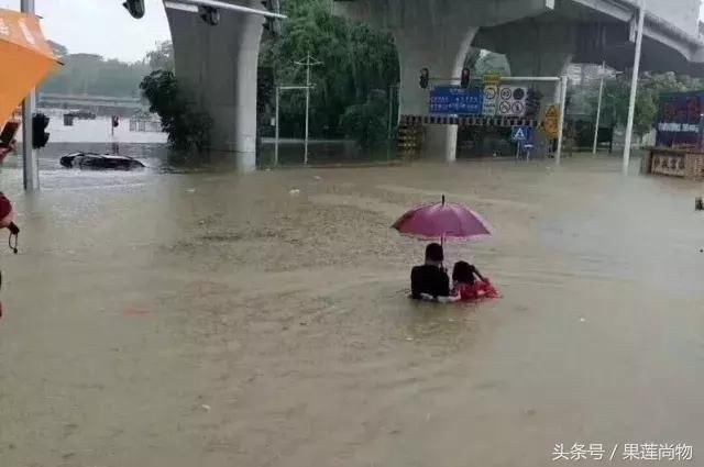 东莞暴雨汽车飘浮甚至没顶，台风漂移，未来天气你要有心理准备