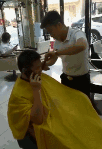 搞笑gif趣图:虽然大姐颜值是假的,但p图技术相当强大!