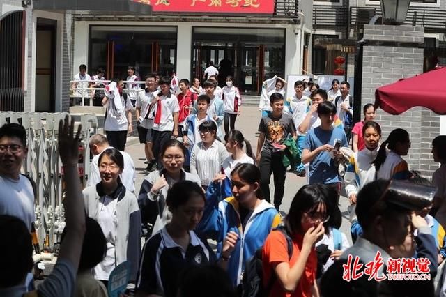 北京考生高考前夜发现身份证过期 办临时证件