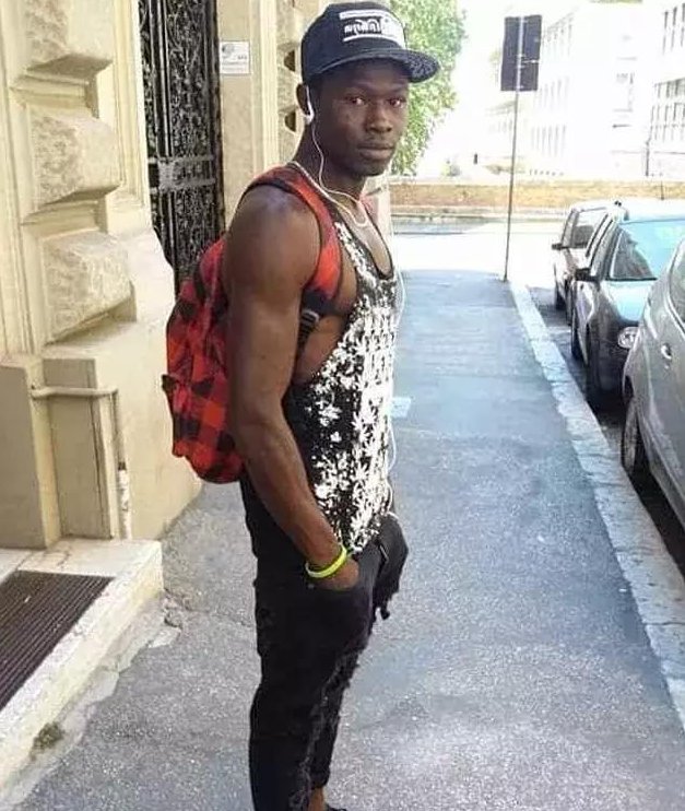 30秒徒手攀爬4层楼救下一个孩子,非法移民小伙