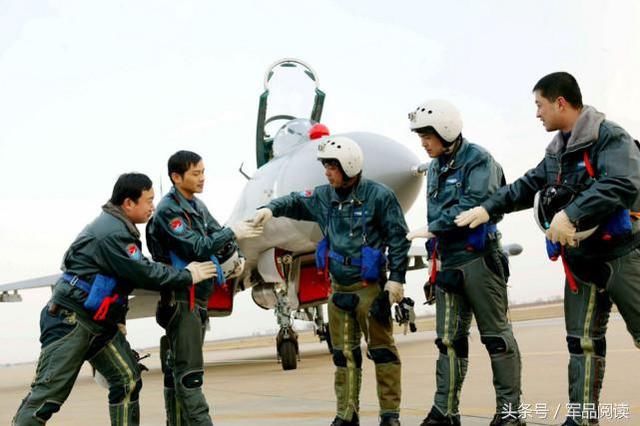 一名空军战斗机飞行员的工资有高?