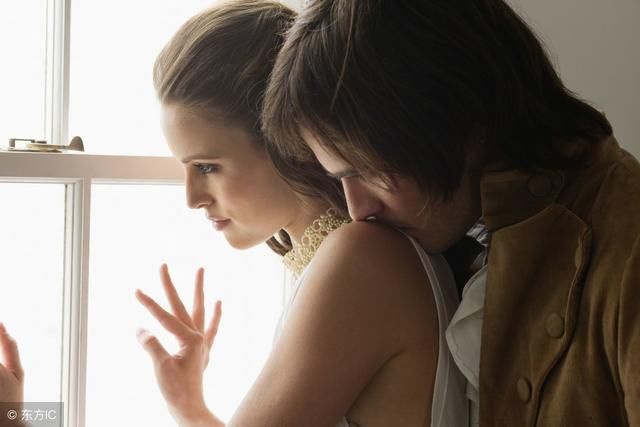 51岁母亲和30岁儿子睡一起,正常吗?