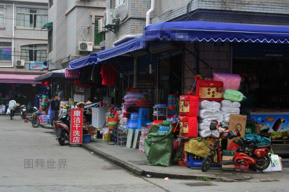 城中村拆迁租房族伤感搬家 大红感谢信很暖: 造好高楼请您再回来