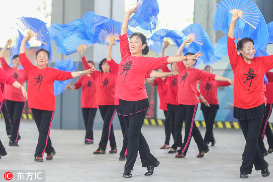 青岛市民迎上合峰会 200名广场舞大妈同时跳网红歌曲《青岛》