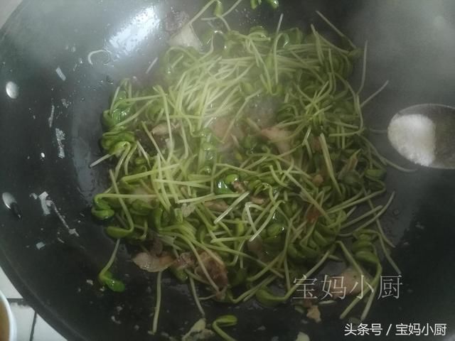 第一次吃这菜，谁知道它叫啥？长的像豆芽却比豆芽更好吃