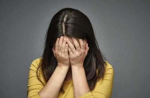 孩子放学回家不爱说话,宝妈在孩子书包里放录