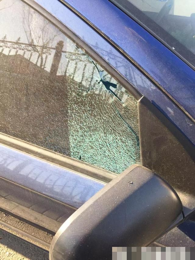 在小区里车玻璃被砸