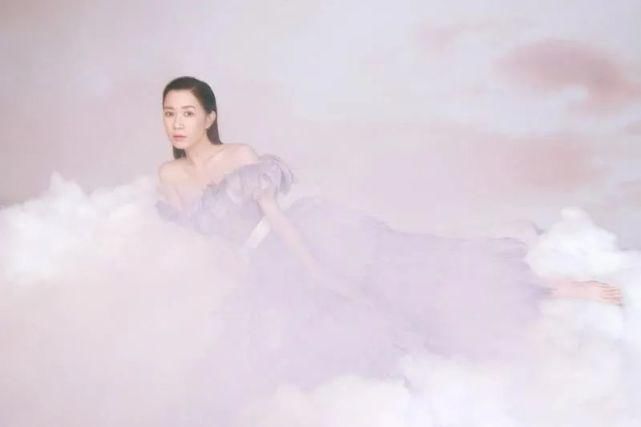 45岁佘诗曼哪有​中年样？一袭浪漫羽毛长裙优雅高贵，美成天使
