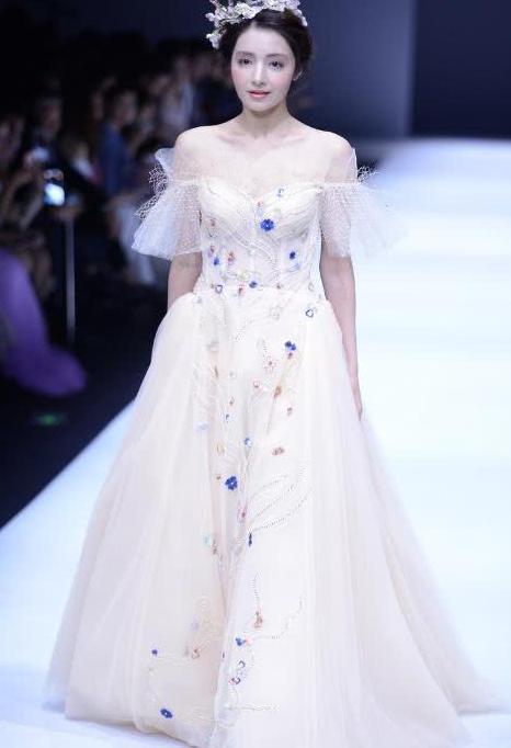 麦迪娜的时装走秀,看到照片后,有的网友:原来比