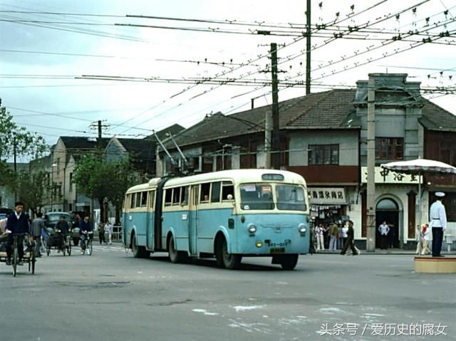 1983年，上海的六大名路，一座火车站，一条苏州河