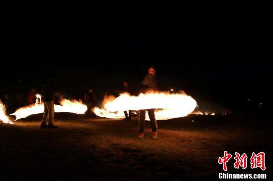 保加利亚传统节日在即 民众举行烈火仪式