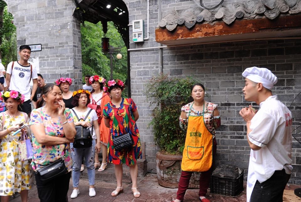 成都“拉面小哥”成景点，每天门前观众络绎不绝