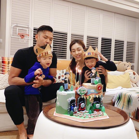 范玮琪晒飞飞翔翔做家务,帮忙购物,感慨两小只