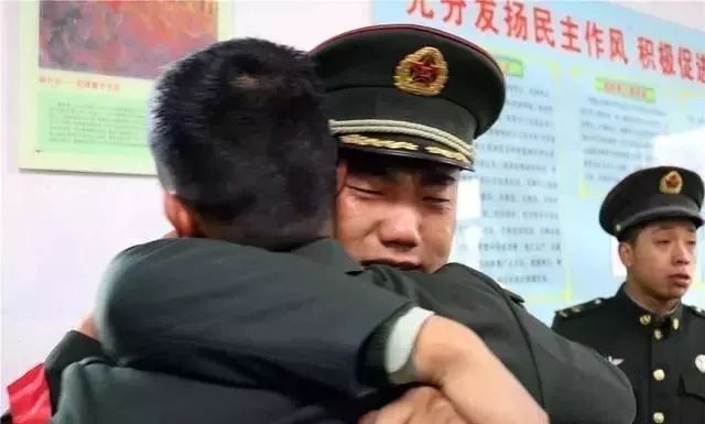 2018最新退伍政策,当兵能拿多少钱?竟和学历