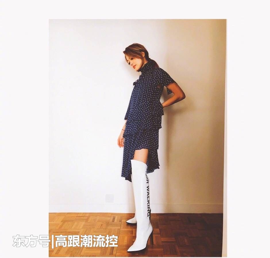 容祖儿出席商业活动,深V吊带裙贵气性感,红色